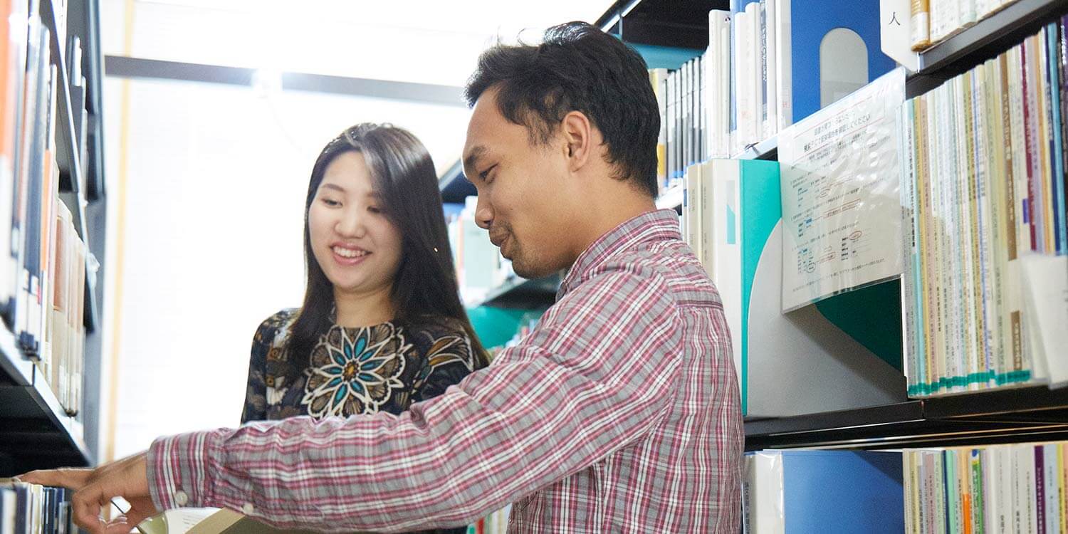 Students in OSIPP Library at OU's Toyonaka Campus